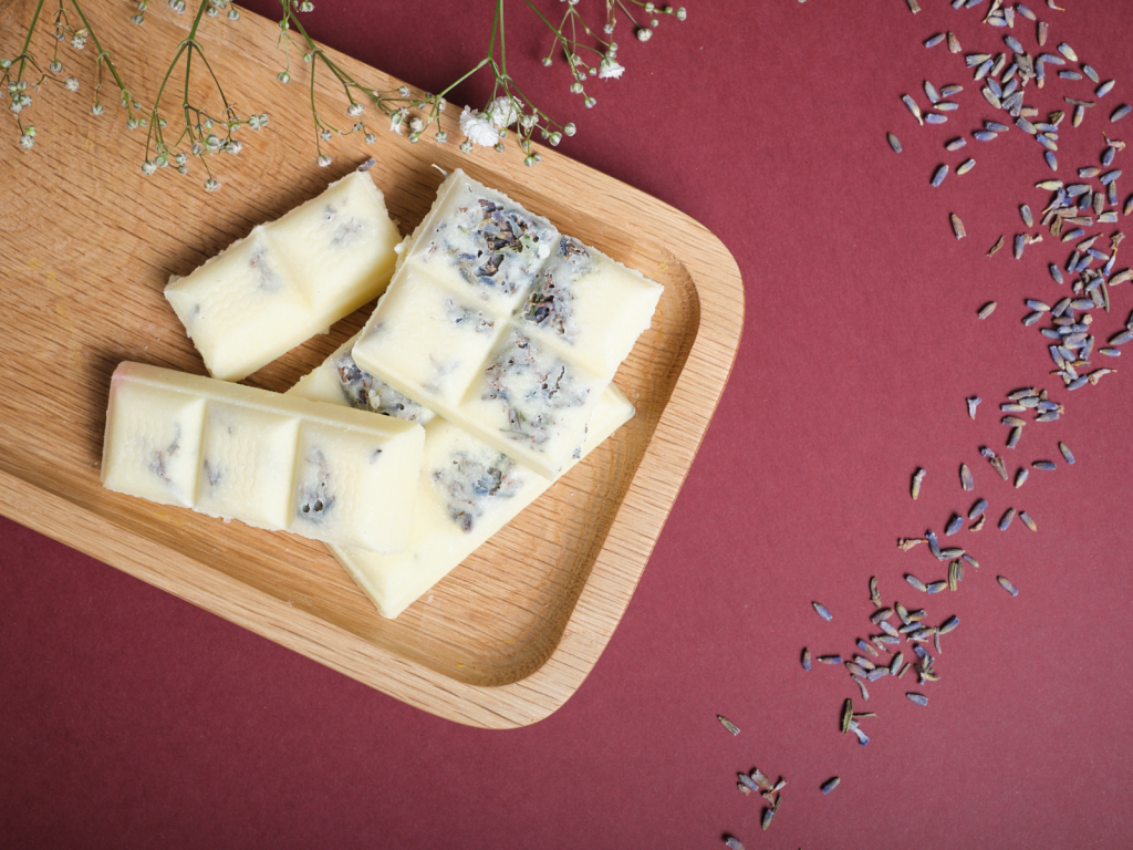 Fürdőcsokoládé kakaóvajjal-Levendulamező (Olivia) 130g+/- 10g