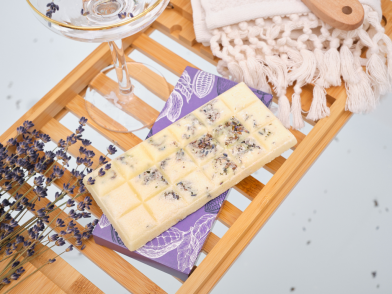 Fürdőcsokoládé kakaóvajjal-Levendulamező (Olivia) 130g+/- 10g